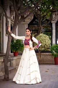 Conjunto de Lehenga Blanco con Blusa Bordada, Traje Indio-Pakistaní de Dos Piezas para Festivales y Bodas - Product Image 3