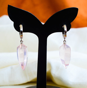 Celestial Blush Prism – Pendientes colgantes de lujo de plata de ley 925 con corte elegante de cuarzo rosa natural - Product Image 2