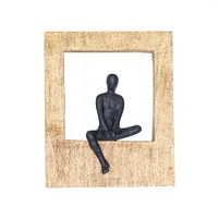 Sculpture murale artisanale en bois de manguier avec figurine abstraite d'homme grimpant, décoration artistique rustique moderne pour la maison