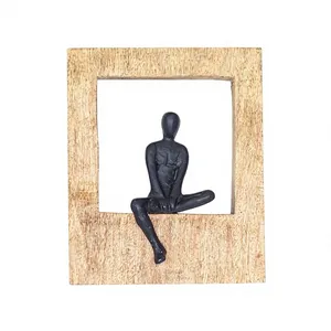 Sculpture murale artisanale en bois de manguier avec figurine abstraite d'homme grimpant, décoration artistique rustique moderne pour la maison - Product Image 1