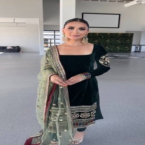 Ensemble Kurta Patiyala en velours pur VASTRA COTTAGE avec manches brodées, pantalon en coton cousu et dupatta en tulle papillon - Product Image 1