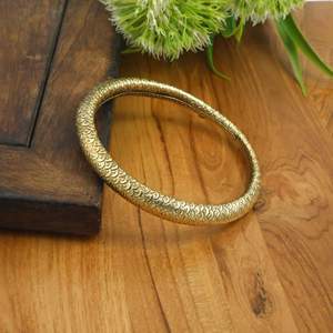 Chaîne de cheville bohème en laiton doré avec fermoir écaille de poisson, bijoux torsadés bohèmes pour femme - Product Image 1