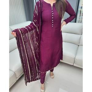 Fantaisie CHINON Broderie Séquence Perle Travail Haut et Bas avec Dupatta en Couleur Vin - Product Image 1