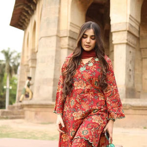 ชุดเซ็ตสีแดงเลือดหมูตัดกับสีเขียวลายหอยเชลล์ จับคู่กับผ้าคลุมไหล่ปักลายโคตาโดเรีย ชุดเซ็ตเสื้อและกางเกงผ้าฝ้ายพิมพ์ลาย - Product Image 1