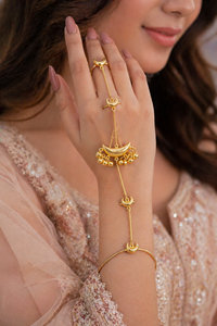 Ensemble bague et bracelet plaqué or Hathphool avec breloque demi-lune, bijoux de main à maillons pour femme, bijoux de mariage - Product Image 1