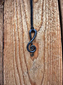 Colgante de hoja de hierro forjado a mano, collar hecho de herrero de la India artesanal único con abalorios de joyería de acero inoxidable de diamante y latón - Product Image 4