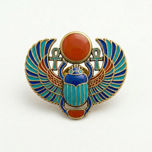 Broche égyptienne à revers |   Motif émaillé de scarabée hiéroglyphique |   Alliage de zinc plaqué or antique |   Vente en gros de cadeaux de musée - Product Image 1