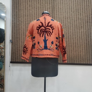 Abrigo Corto de Invierno Haen's con Cuello Mandarín, Manga Larga, Tejido de Punto con Forro de Terciopelo 100% Algodón y Bordado Floral a Mano - Product Image 6