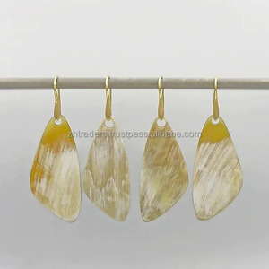 Pendientes colgantes de moda con cuerno de buey de vaca de búfalo de nuevo diseño de lujo para mujer con estilo con accesorio para gafas - Product Image 5