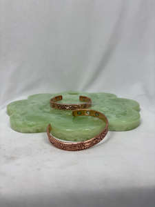 Brazalete Magnético de Aluminio Martillado, Regalo Religioso, Aluminio Natural Puro Hecho a Mano, Terapia para la Artritis, de la India, Venta al por Mayor - Product Image 3