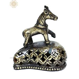 Escultura de ídolo de caballo de latón artesanal, mesa decorativa, pieza de exhibición hecha en India - Product Image 1