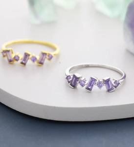 Anillo de Plata de Ley con Racimo de Circonitas Cúbicas Baguette en Forma de Amatista Lila, Anillo Baguette en Plata o Oro, Anillo con Racimo de Circonitas Cúbicas en Forma Orgánica - Product Image 1