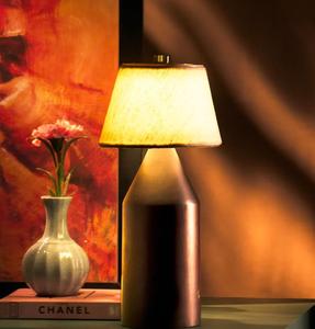 Lámpara de Mesa Moderna de Metal con Pantalla de Tela Blanca, Luz Cálida de 2700K, Base E26 para Decoración de Dormitorio - Product Image 1