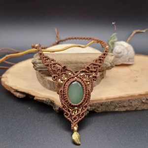 Collier Macramé Vintage Style Forêt avec Pierre Aventurine Verte et Breloque Feuille d'Or, Bijoux Bohèmes Faits Main - Product Image 1
