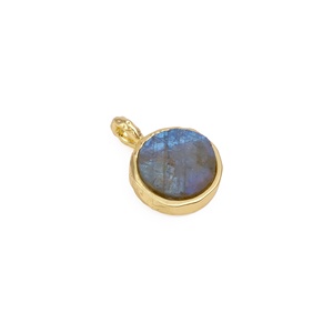 Pendentif rond en labradorite brute avec lunette en or texturé Charme de pierres précieuses flashy Connecteur fait main plaqué or 18 carats - Product Image 2