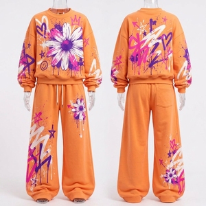 Ensemble de survêtement pour femme ONEAPEX : Sweat-shirt graffiti orange et pantalon large floral streetwear – Tenue décontractée deux pièces - Product Image 1