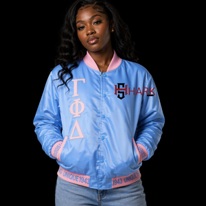 Blouson bomber pour femme, nouvelle conception, boutonné, décontracté, Gamma Phi Delta 1943, bas en tricot, doublure en satin matelassé, fabriqué par Hark Sports - Product Image 5