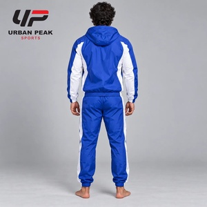 Chándal de nailon para hombre de alta calidad, diseñado con tela ligera que ofrece un ajuste cómodo y una sensación flexible. - Product Image 3