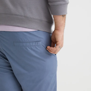 Shorts de sport unisexes personnalisés pour la course à pied et la musculation avec logo frontal, couleur unie, tissu en maille respirant et à séchage rapide - Product Image 4
