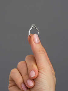 Anillo de Compromiso con Halo de Diamantes Cultivados en Laboratorio de 0.50ct, Corte Cojín, Color D, Claridad VVS, Certificado IGI, Oro Sólido de 14k - Product Image 3