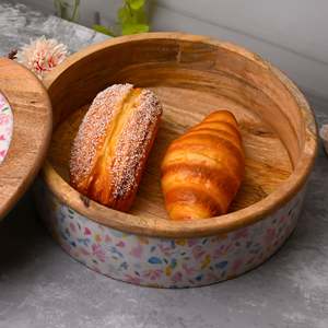 Exquisita Cazuela de Madera con Diseño Floral para Guardar Pan - Product Image 1