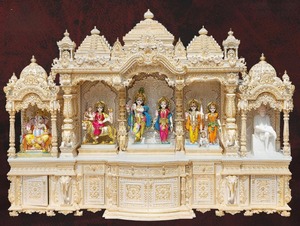 แท่นบูชาไม้สีขาวขนาดใหญ่ ISKCON สำหรับบ้านและห้องสวดมนต์ ออกแบบโดยนักออกแบบชาวอเมริกัน วัดไม้สักขนาดใหญ่สำหรับสหรัฐอเมริกา - Product Image 4