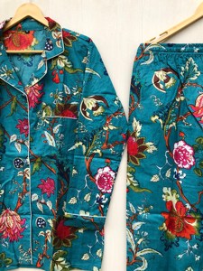 Conjunto de pijama de manga larga para mujer, con estampado floral personalizado, color azul, 100% algodón, cómodo, a precio de mayoreo. - Product Image 3