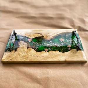 Plateau de service personnalisé en résine et bois pour charcuterie et fromages, motif Poisson Koi de rivière, plateau pour bassin à Koi, cadeau de pendaison de crémaillère - Product Image 4