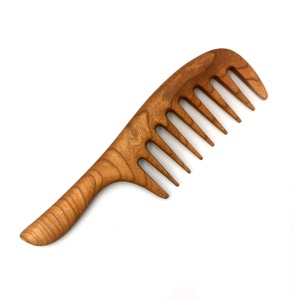 Peigne en bois naturel pour les soins des cheveux longs, offrant un démêlage doux et un massage du cuir chevelu pour des cheveux plus sains et plus brillants - Product Image 3