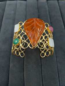 Bracelet manchette ouvert ajustable plaqué or pour femme, motif floral en pierre naturelle, design croissant, tendance et à la mode - Product Image 2