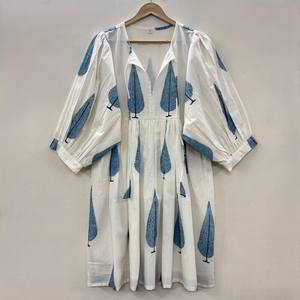 Robe tunique formelle en coton écologique, imprimée à la main avec des motifs floraux, col en V, manches 3/4, ourlet à volants en dentelle, lavable, naturelle - Product Image 1