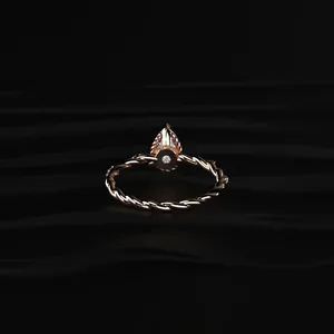 Bague de fiançailles en diamant poire certifié IGI, clarté VVS-VS, couleur D-E, avec pavé torsadé, finition impeccable, pour femme. - Product Image 5