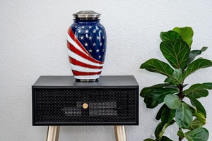 Urna Funeraria Metálica American Heritage con Diseño de Estrellas y Rayas, Tapa Plateada Honor a la Libertad y Acabado Premium - Product Image 6