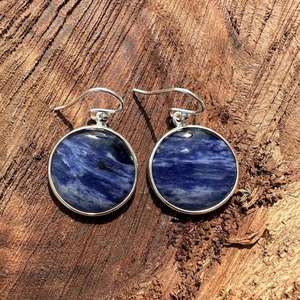 ต่างหูพลอยโซดาไลท์ทรงกลม เงินแท้ 925 ต่างหูแบบห้อยทำมือ ของขวัญเครื่องประดับสำหรับผู้หญิง - Product Image 1