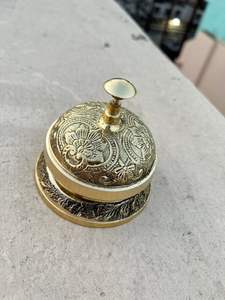 กระดิ่งตั้งโต๊ะทองเหลืองดีไซน์หรู สำหรับเคาน์เตอร์บริการที่โรงแรม ร้านอาหาร และคาเฟ่ พร้อมเสียงดังชัดเจน - Product Image 2