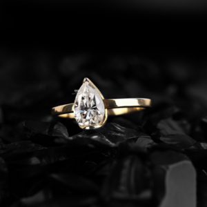 Anillo de Compromiso Solitario con Bisel de Diamante Cultivado en Laboratorio, Corte Pera, Oro de 14K, Joyería Nupcial Minimalista, Fabricante Personalizado al por Mayor - Product Image 1