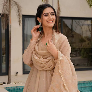 Conjunto de Kurti y Salwar Beige de Lujo con Peplum en Relieve, con Dupatta, Diseño Étnico para Bodas y Fiestas, Traje Premium Festivo Rangoli para Mujer - Product Image 1