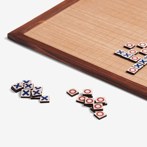Jeu de société d' stratégie artisanal en bois « Cinq à la suite » avec motif quadrillé et jetons de jeu pour un plaisir familial sans fin - Product Image 3