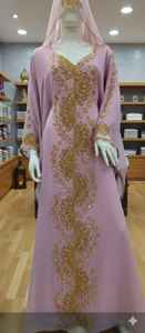 ชุดเดรสยาวถึงพื้นสีทองประดับด้วยผ้าสเวตเตอร์ปักลายผ้าคาฟตันสวยงามและดูหรูหรา - Product Image 2