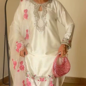 Exportador Mayorista de Ropa India de Calidad Estándar, Traje Farshi de Fiesta para Mujer, Material de Seda Vichitra Pesada, Estilo Moderno - Product Image 1