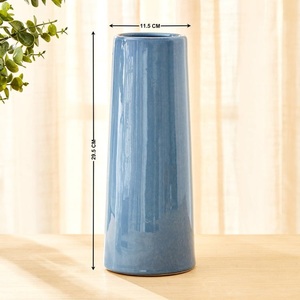 Vase en céramique bleu ciel élégant avec une silhouette minimaliste haute, finition brillante et accent décoratif pour un style d'intérieur moderne - Product Image 4