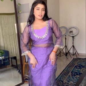 TOP PENT BLUSE AUS SCHWEREM ORGANZA MIT SEIDENFÄDEN & ECHTER SPIEGELARBEIT – Moderner Party-Anzug, knielang, normale Passform - Product Image 1