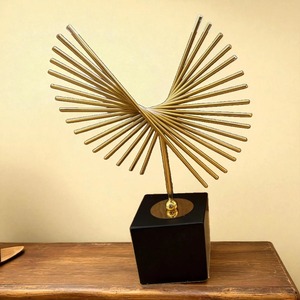 Escultura Metálica Espiral Radiante Dorada, Pieza Decorativa Perfecta para Decoración de Mesa de Sala de Estar y Estilo Moderno para el Hogar, de la India - Product Image 4