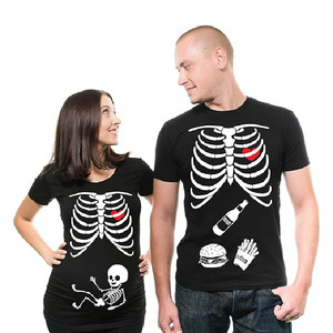 Conjunto de camisetas personalizadas de Halloween para parejas embarazadas con estampado de esqueleto, costillas, cerveza y hamburguesa para anuncio de embarazo - Product Image 2