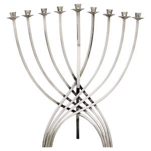 Ménorah en métal argenté orné, design vintage à motifs de rouleaux, centre de table décoratif religieux pour Hanouka - Product Image 4