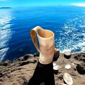 Mug en corne de Viking fait main, sculpté à la main - 450 ml, motif de Noël écologique, pour bière et vin chaud/froid - Product Image 2