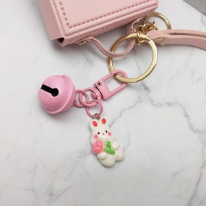 Adorable porte-clés en forme de lapin cloche rose pastel avec fleur, en résine plastique, tendance de la mode pour les filles et les femmes, usage quotidien - Product Image 6