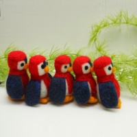 Peluche pingouin en feutre de laine faite à la main - Douce et câline avec écharpe rouge, idéale pour les jeux des enfants et la décoration de la chambre d'enfant