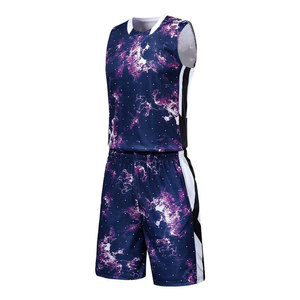 Uniforme de Baloncesto Profesional, Incluye Camiseta y Pantalones Cortos, Hecho de Material Transpirable y Ligero, en Venta - Product Image 1