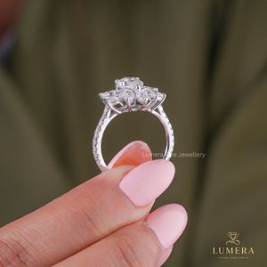 Bague de fiançailles élégante en or blanc avec diamant poire et fleur marquise, pour femme, idéale pour les présentoirs de bijouterie - Product Image 3